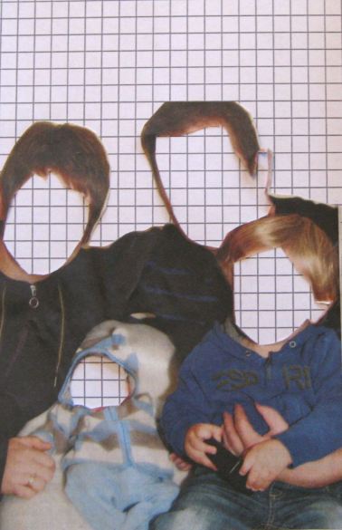 Fotografie von vier Personen (zwei Erwachsene, zwei Kinder) auf weißem Karopapier-Hintergrund, deren Gesichter entfernt und durch weißes kariertes Papier ersetzt sind.