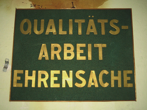 schild mit dem text qualit�tsarbeit ehrensache