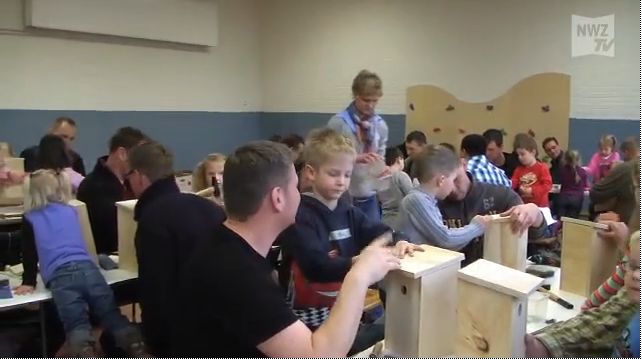Väter basteln Nistkästen