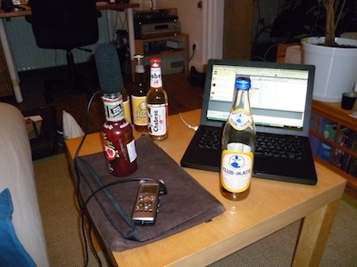 tisch mit aufnahmegerät, mikro und hackerbrause