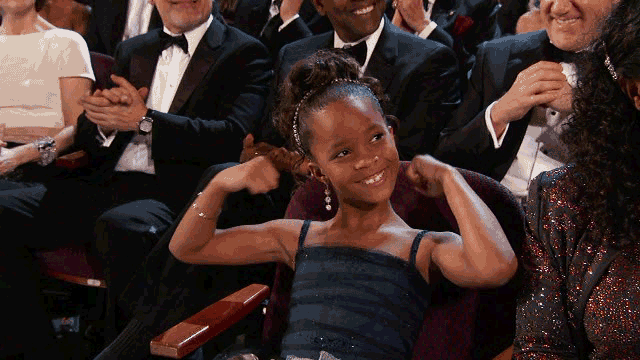 Ein GIF von Quvenzhané Wallis, wie sie die Arme in einer Sierpose bewegt.