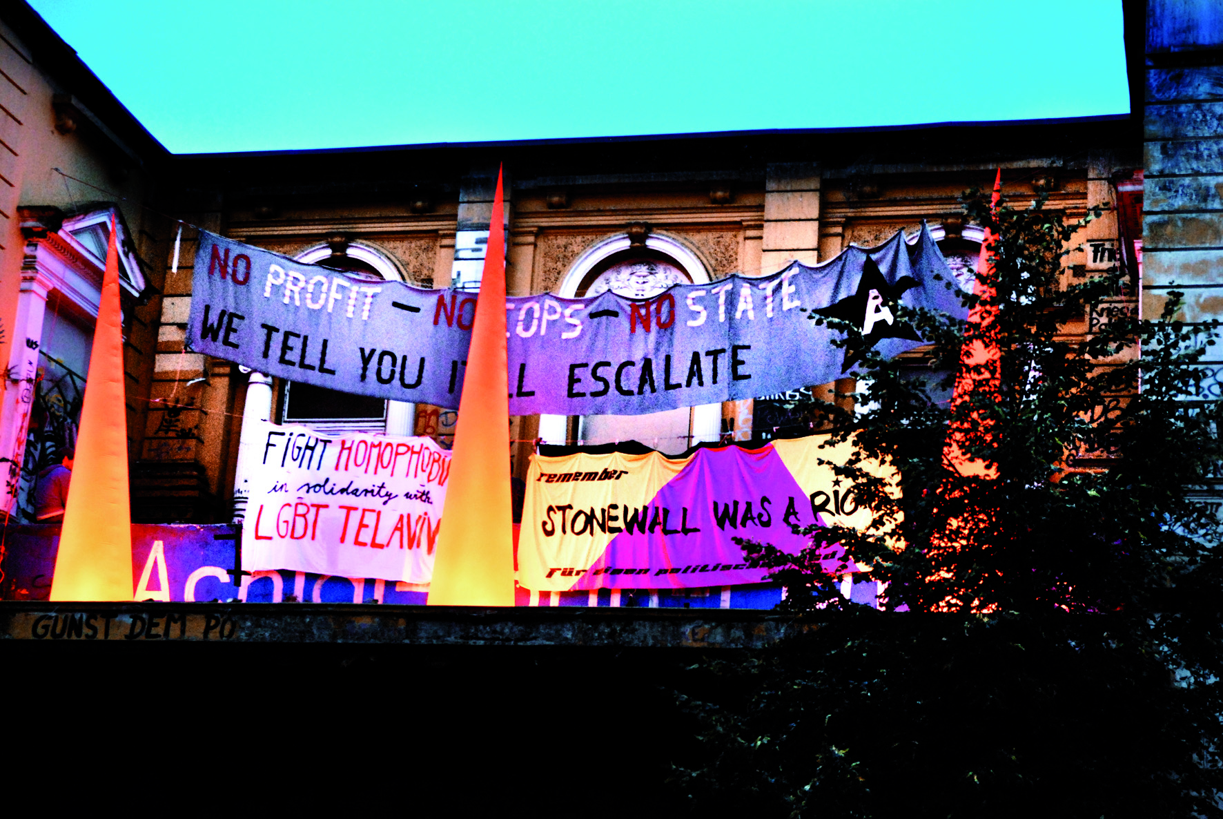 foto von der roten flora hamburg mit queer transparenten