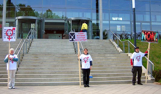 «Human Rights for Hermaphrodites too!» - «A Gonad For A Gonad, A Lust Organ For A Lust Organ» «NON aux opérations génitales forcées!» - Main entrance of '3rd EuroDSD Symposium', Lübeck 22.5.11