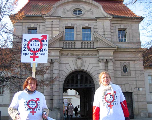 Friedliche Mahnwache der Menschenrechtsgruppe Zwischengeschlecht.org vor dem 'Campus Virchow Klinikum' der 'Charité', 11.11.2011