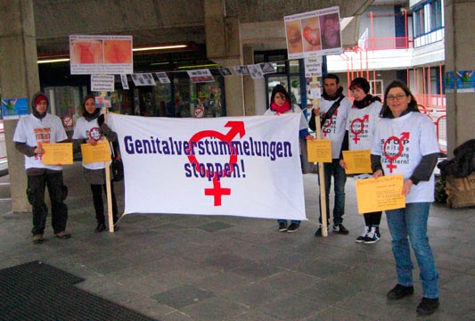 Vor dem Eingang des Universitätsklinikums Marburg, 15.4.12
