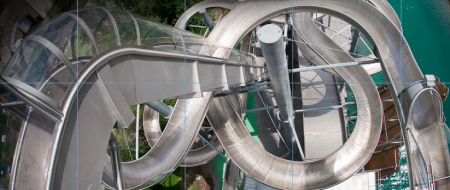 Eine verschlungene Metallrutsche, die an einer Stelle steil nach unten führt