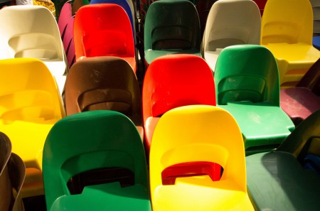 Symboldbild. Bunte Monoblocstühle der rp12