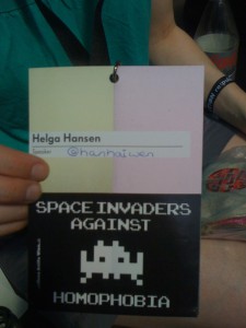 Rp12-Tickt, auf der unteren Hälfte klebt ein schwarzer Aufkleber: space invaders against homophobia