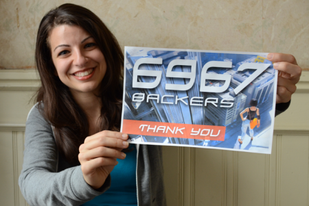 Anita Sarkeesian mit einem Schild 6967 Backers – Thank you!