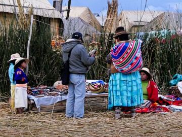 aymara-verkaufsstand-peru-titicaca-see