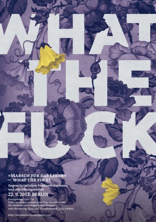Hellblauer Hintergrund mit weißer Schrift WHAT THE FUCK