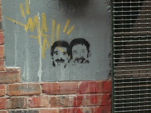 Grafitti zweier Köpfe an einer Wand